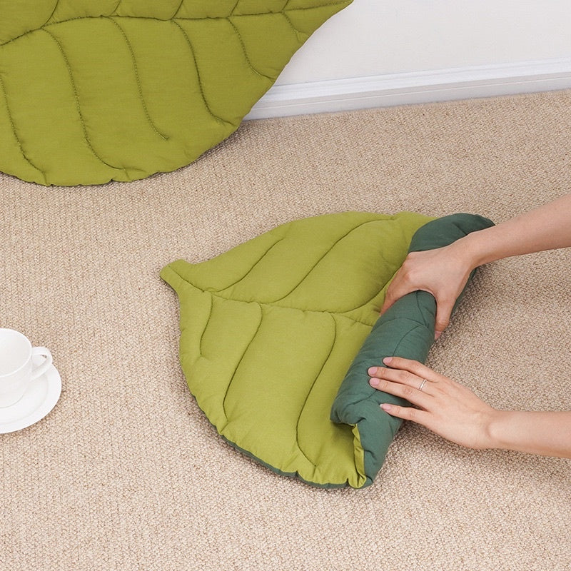 [SG Stock] Zeze double sided pet sleeping pad warm soft bed leave design