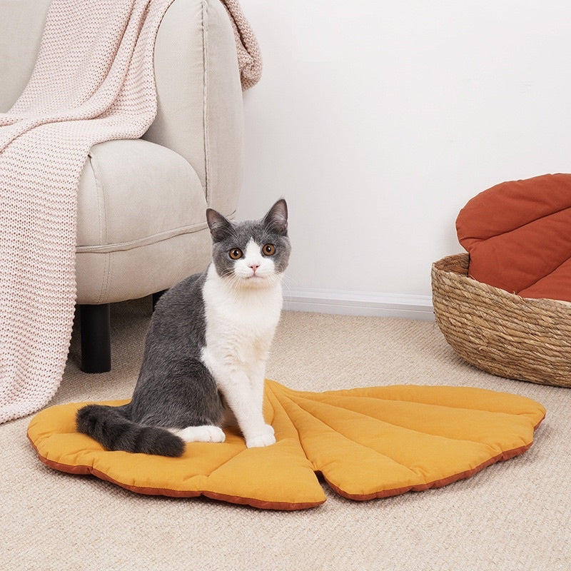 [SG Stock] Zeze double sided pet sleeping pad warm soft bed leave design