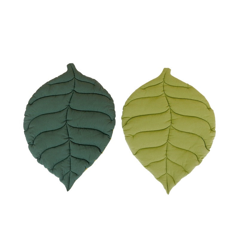 [SG Stock] Zeze double sided pet sleeping pad warm soft bed leave design